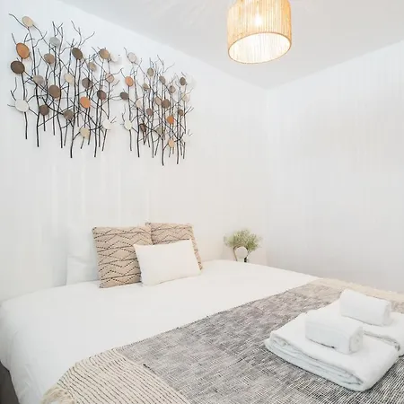 Estrela Patio One-bedroom W/ Patio - By Lu Holidays